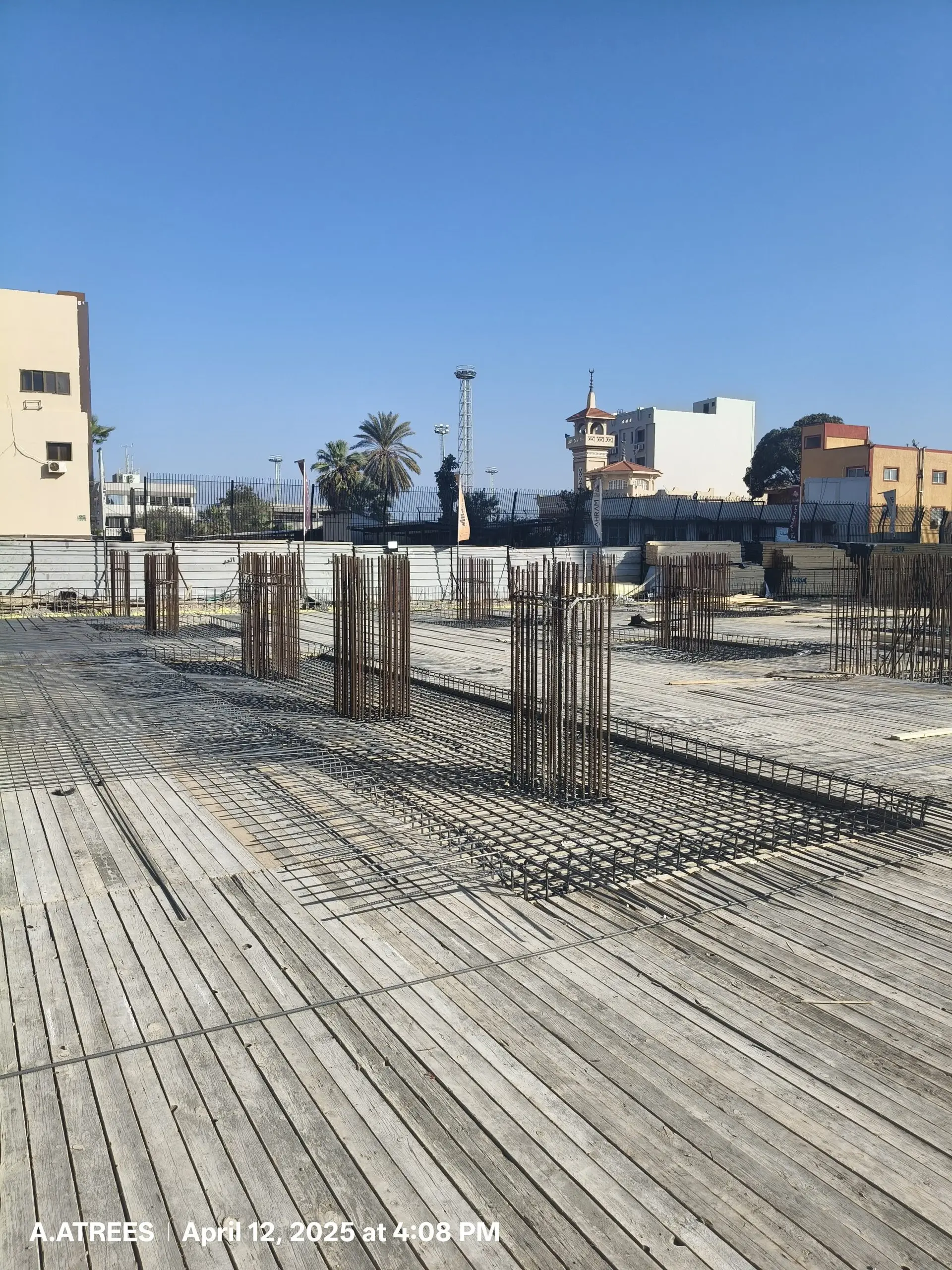 Column reinforcement and slab formwork on the rooftop of DiamoNest Tower construction project by Majestic Real Estate – يظهر في الصورة جزء من أعمال الخرسانة المسلحة في ديامونيست تاور ضمن مشروع ماجستيك للتطوير العقاري.