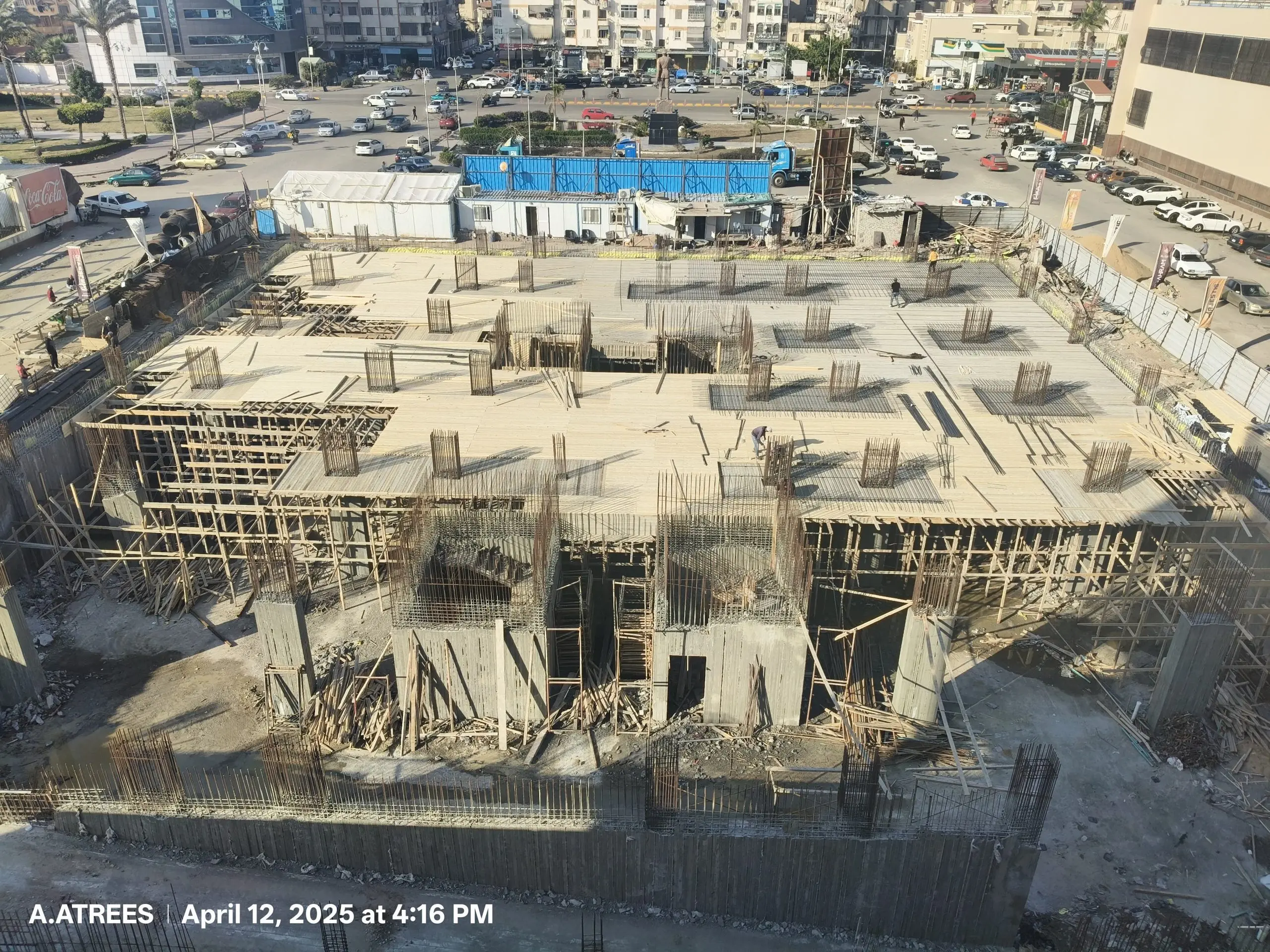 Commercial building construction site in the city center for DiamoNest Tower by Majestic Real Estate – موقع بناء برج ديامونيست التجاري في وسط المدينة من تنفيذ ماجستيك للتطوير العقاري.