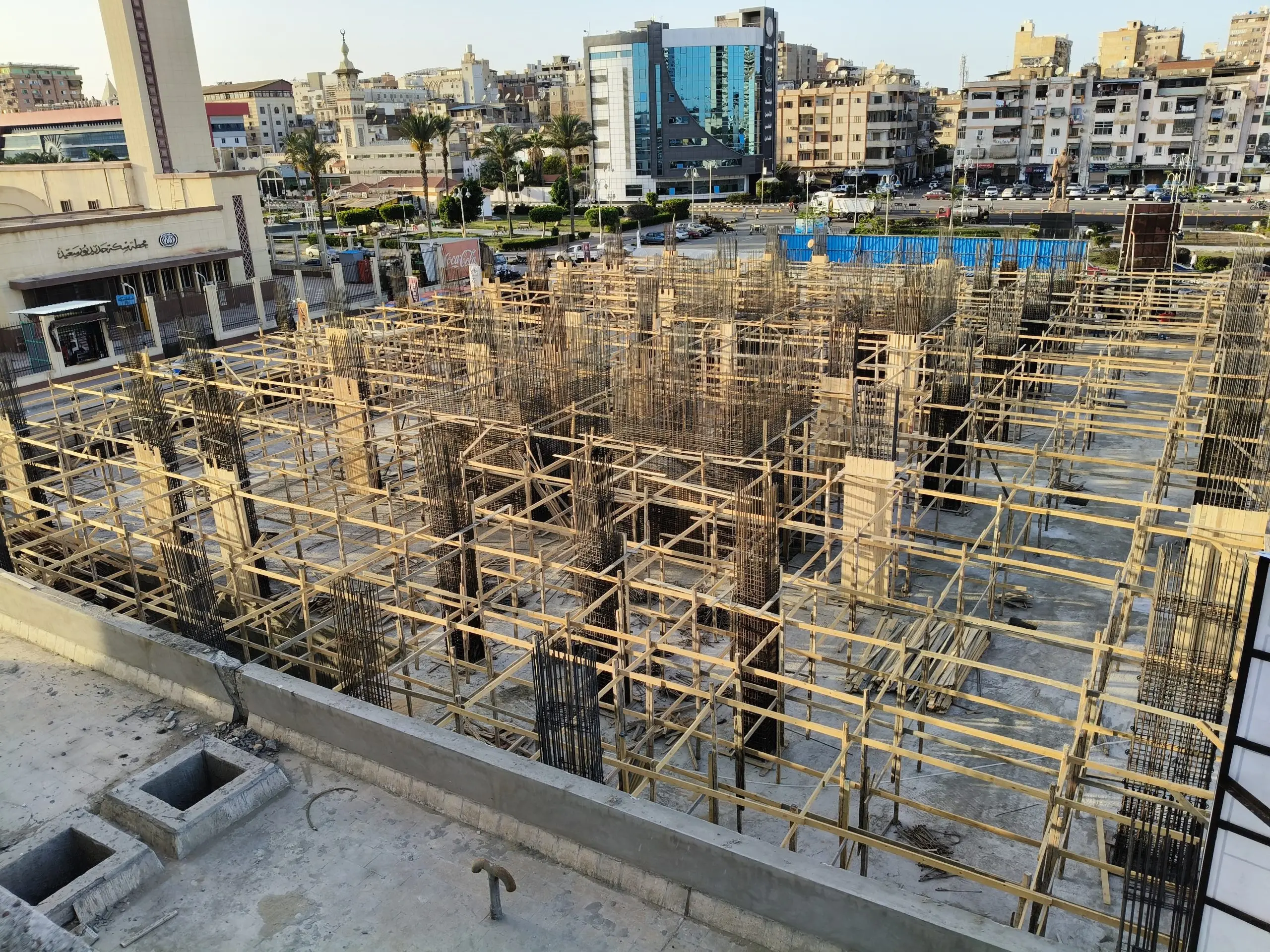 Concrete column construction at DiamoNest Tower urban project site near Ministry of Health – أعمال إنشاء الأعمدة الخرسانية في موقع برج ديامونيست بالقرب من وزارة الصحة.