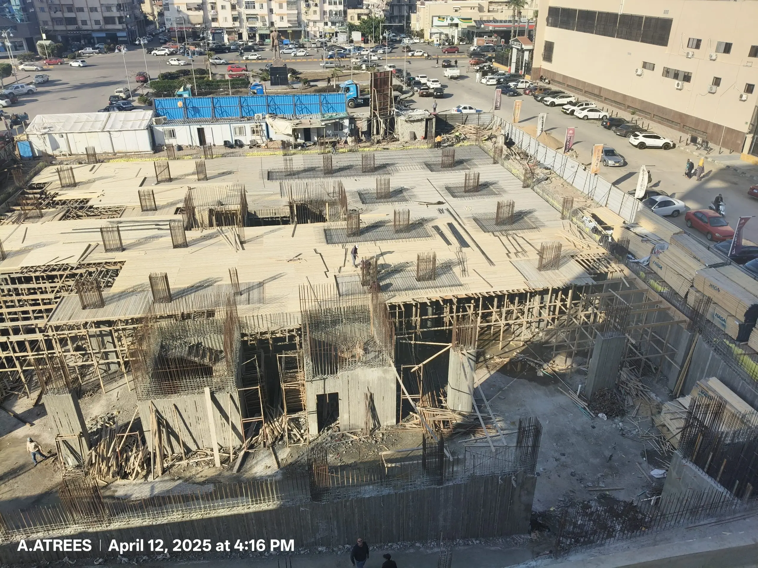 Formwork and steel reinforcements on concrete slab in mid-construction at DiamoNest Tower – شدات وأعمال تسليح على البلاطة الخرسانية أثناء مرحلة البناء في برج ديامونيست.