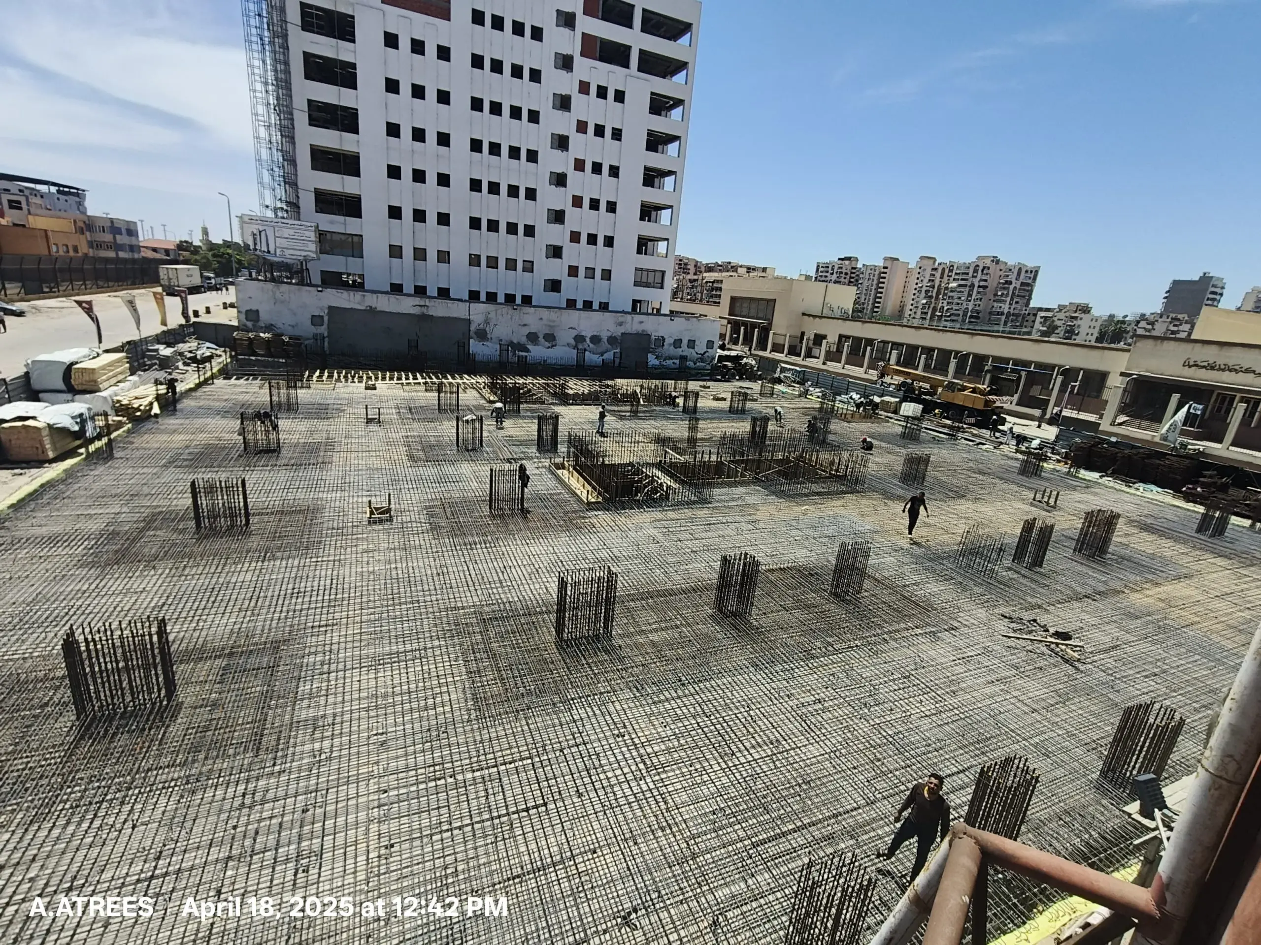 Foundation steel rebar installation at DiamoNest Tower residential construction site – تركيب حديد التسليح للأساسات في موقع برج ديامونيست السكني.