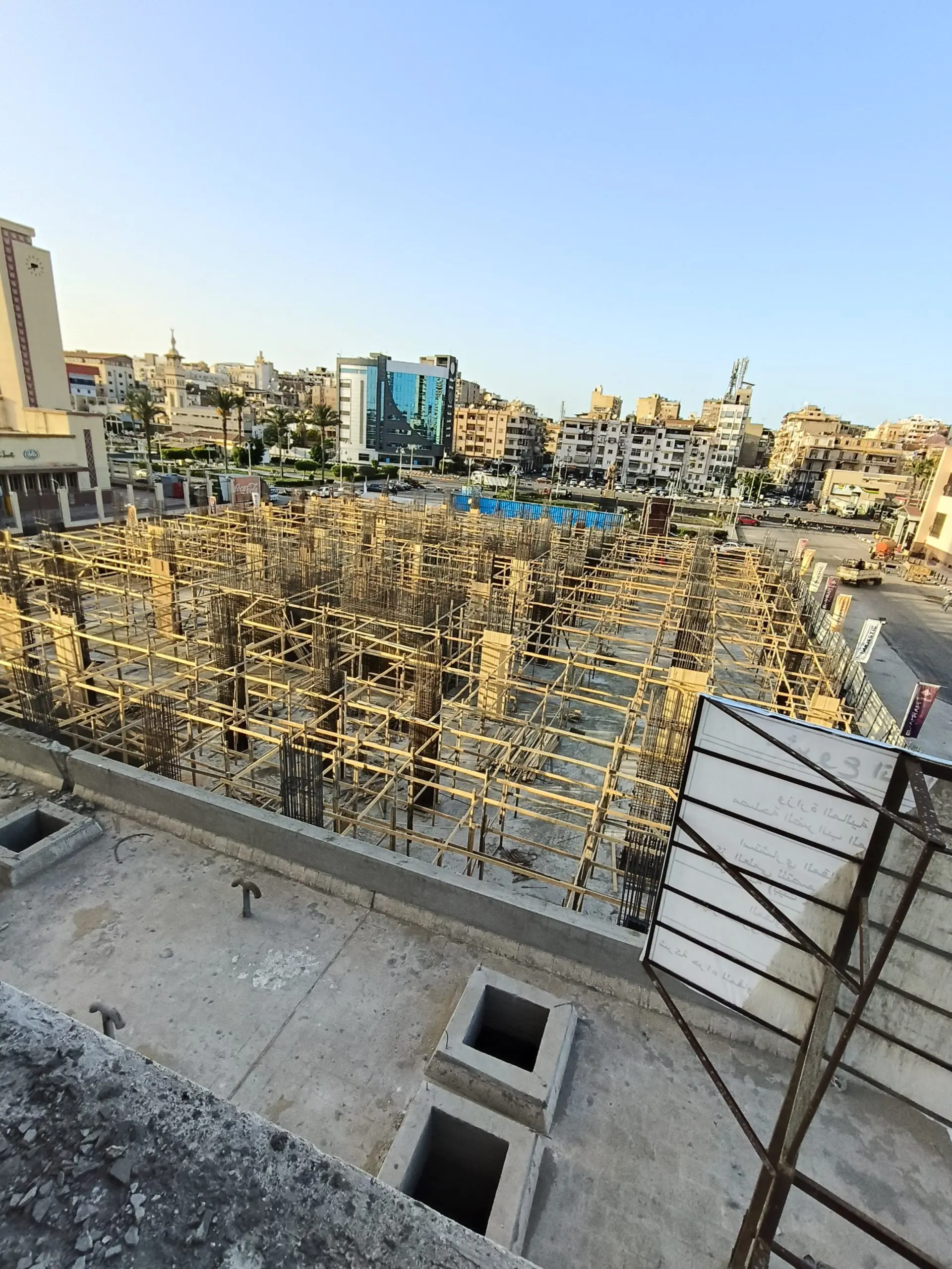 Panoramic view of reinforced concrete construction site at DiamoNest Tower in city center – منظر بانورامي لموقع بناء خرسانة مسلحة في برج ديامونيست بوسط المدينة.