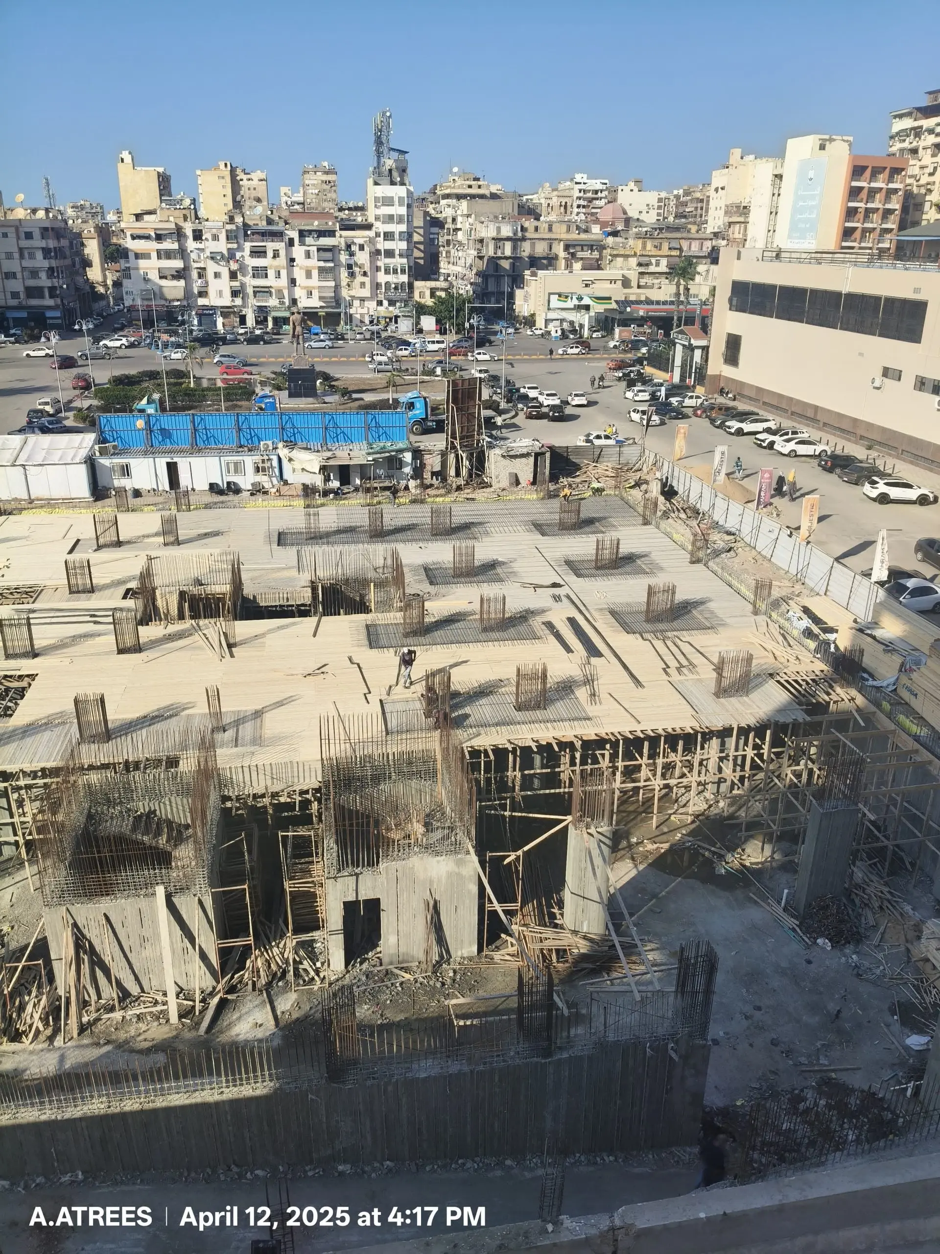 Reinforced concrete construction with workers on elevated slab at DiamoNest Tower – أعمال خرسانة مسلحة مع العمال على البلاطة المرتفعة في برج ديامونيست.