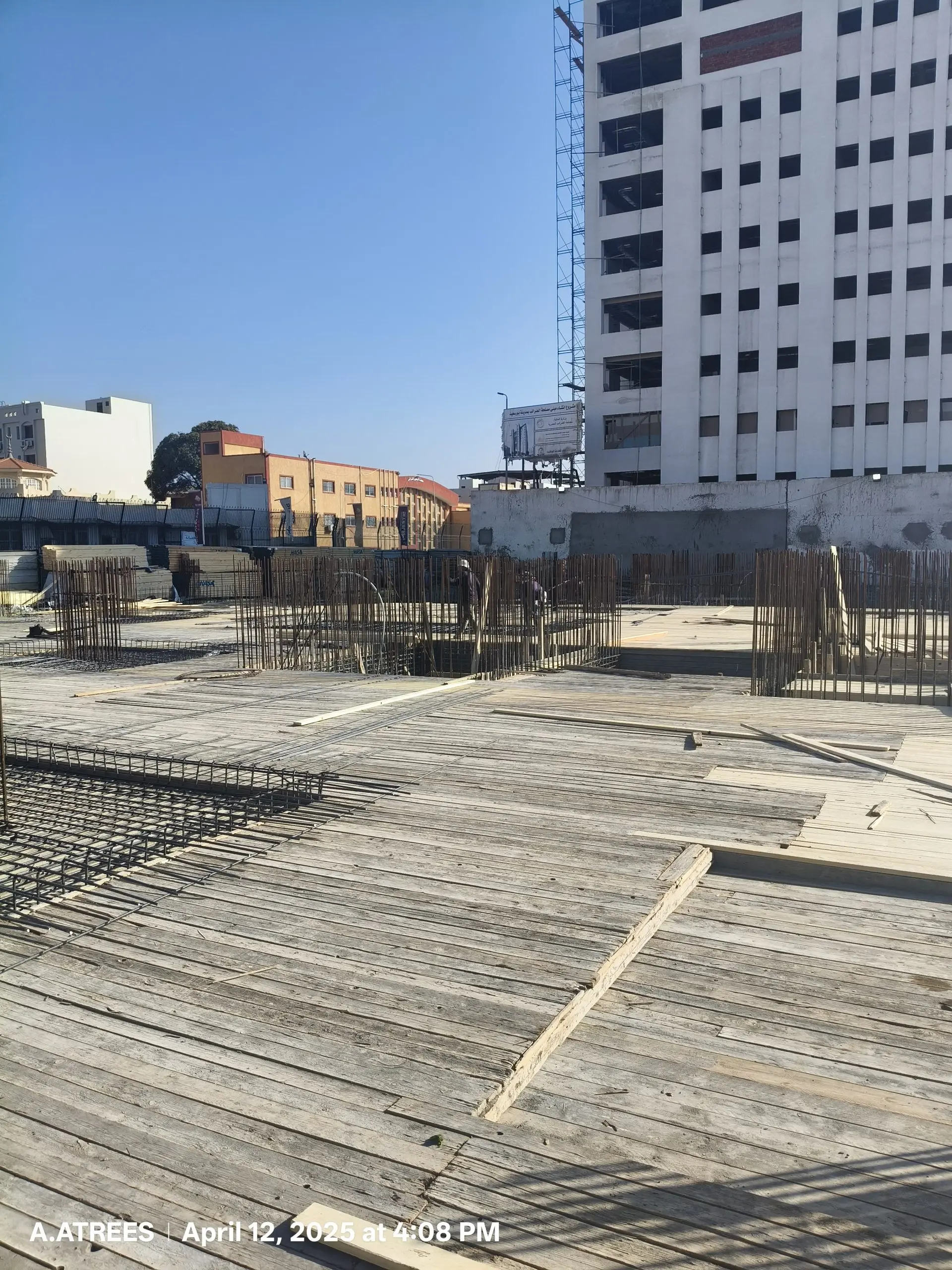 Residential construction progress with slab work and rebar installation at DiamoNest Tower – تقدم أعمال البناء السكني مع تركيب البلاطة وحديد التسليح في برج ديامونيست.