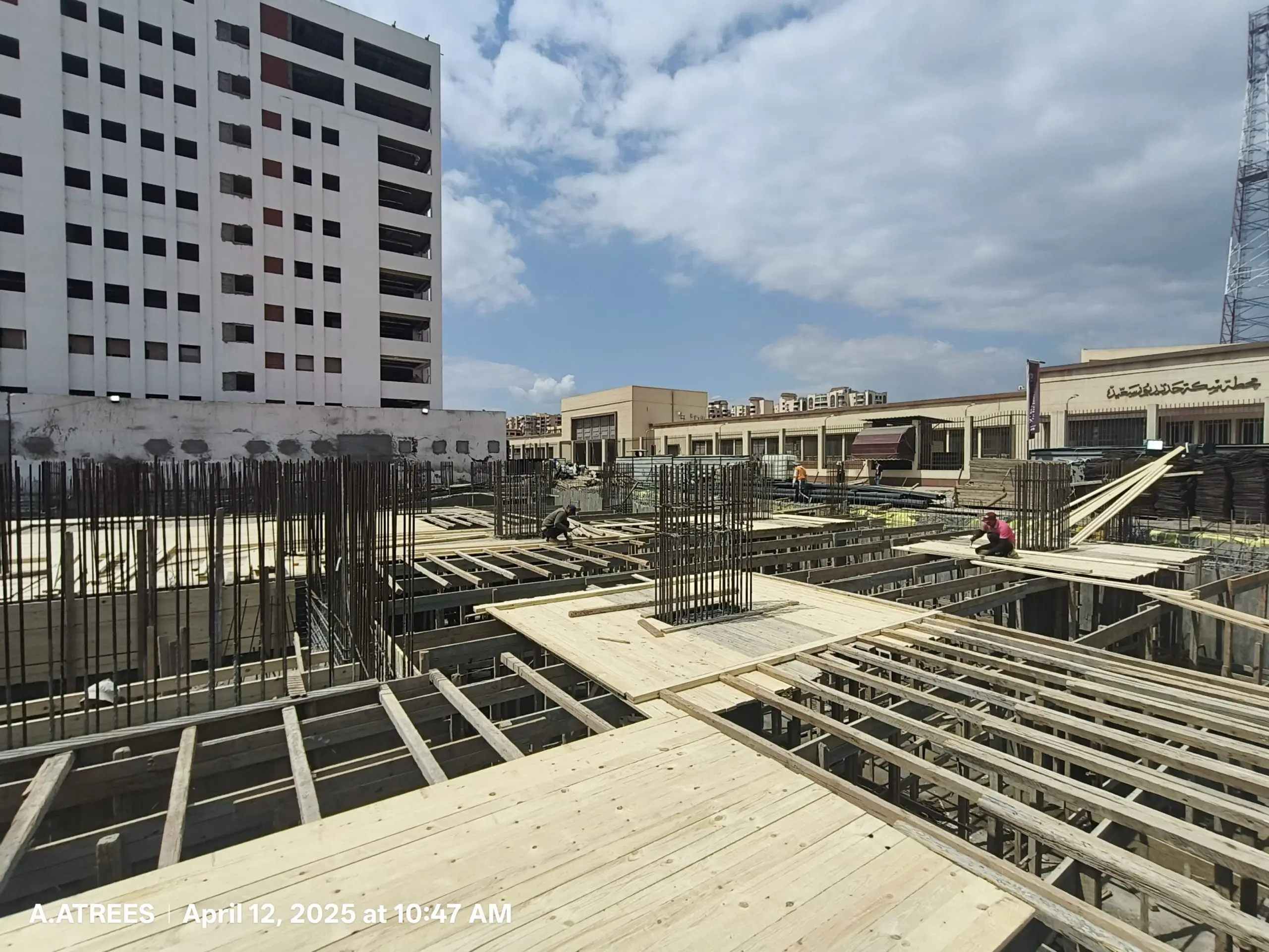 Residential construction project with concrete and steel work at DiamoNest Tower – مشروع بناء سكني مع أعمال الخرسانة والحديد في برج ديامونيست.