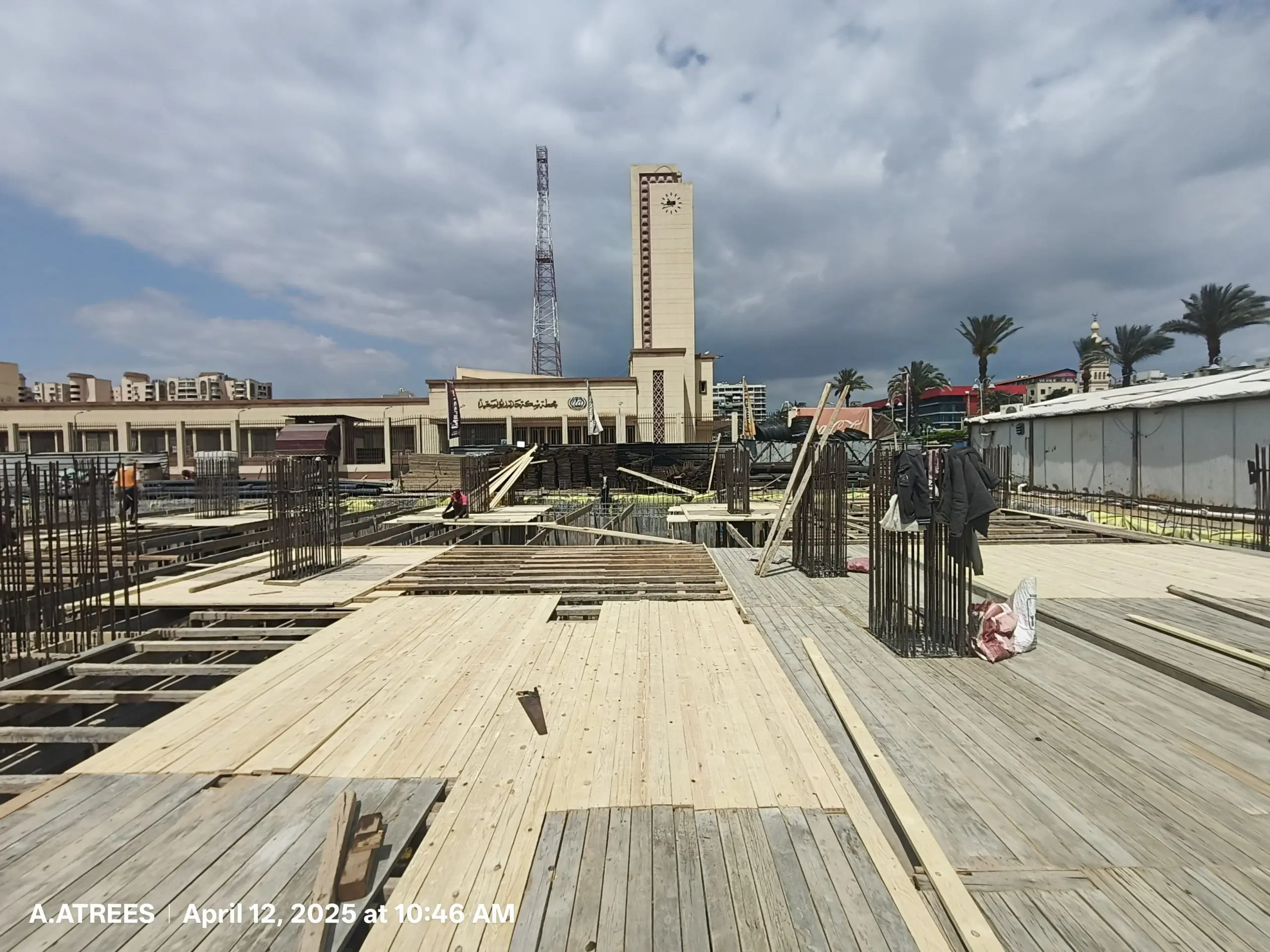 Slab construction and rebar installation at DiamoNest Tower residential project site – أعمال صب السقف وتركيب حديد التسليح في موقع مشروع برج ديامونيست.