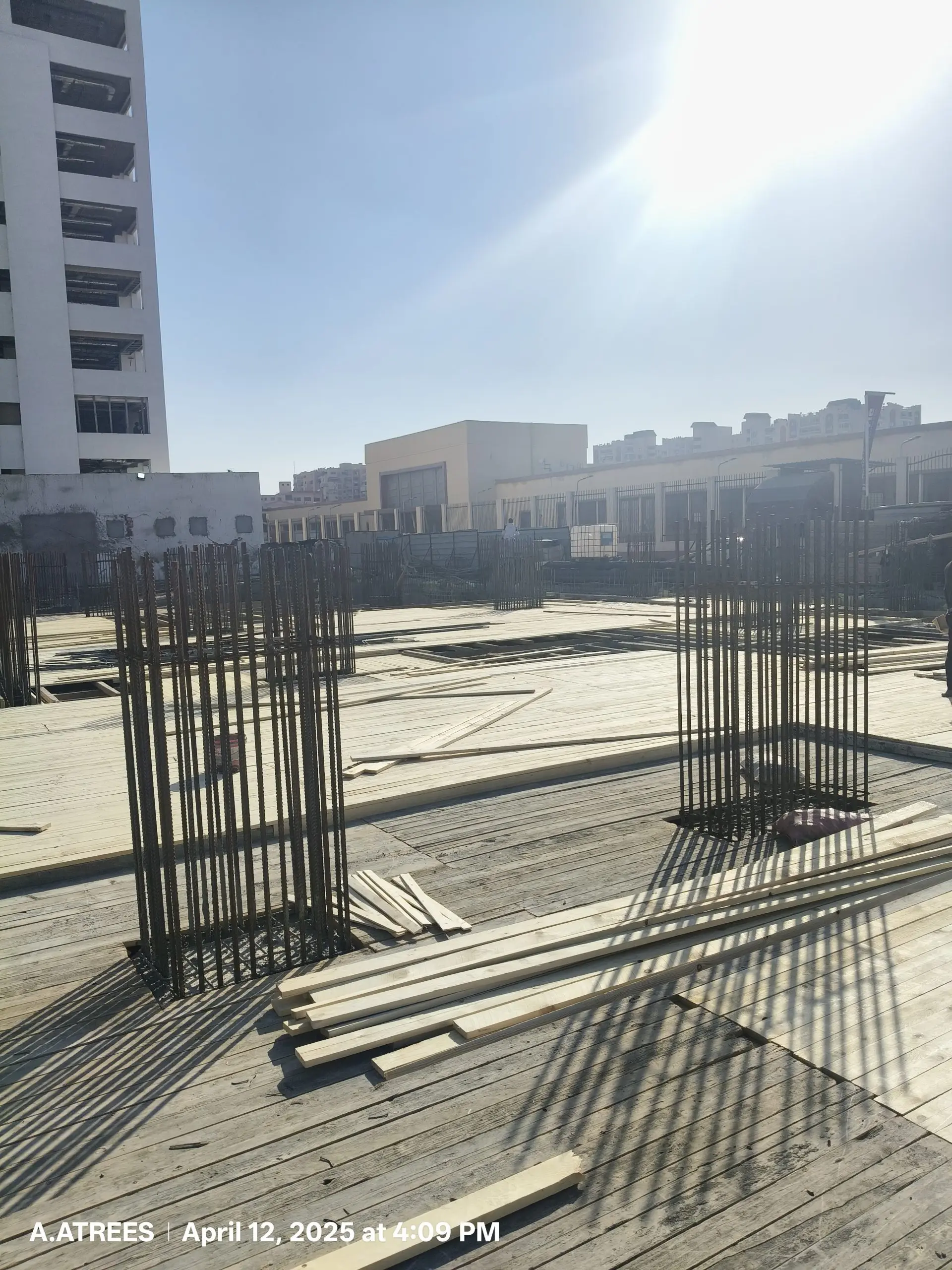 Steel column cages installed on plywood formwork deck in early construction phase at DiamoNest Tower – تركيب حديد الأعمدة على شدة خشبية في مرحلة البناء المبكرة ببرج ديامونيست.