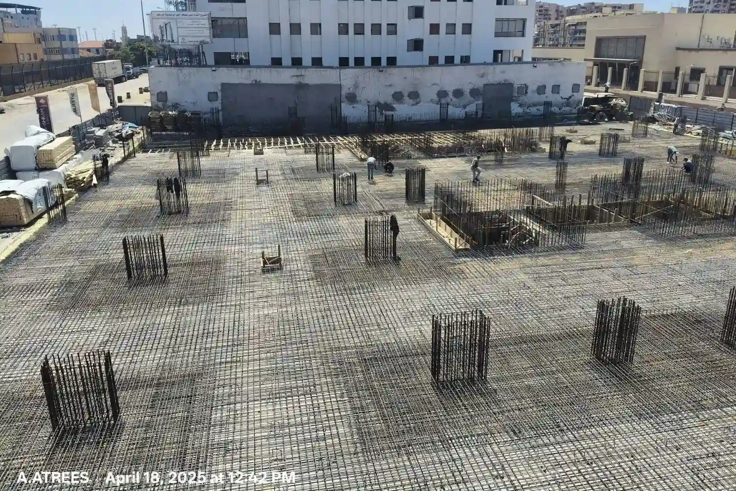 Steel reinforcement preparation for concrete slab at DiamoNest Tower residential project site – تجهيز حديد التسليح لصب السقف في موقع برج ديامونيست السكني.