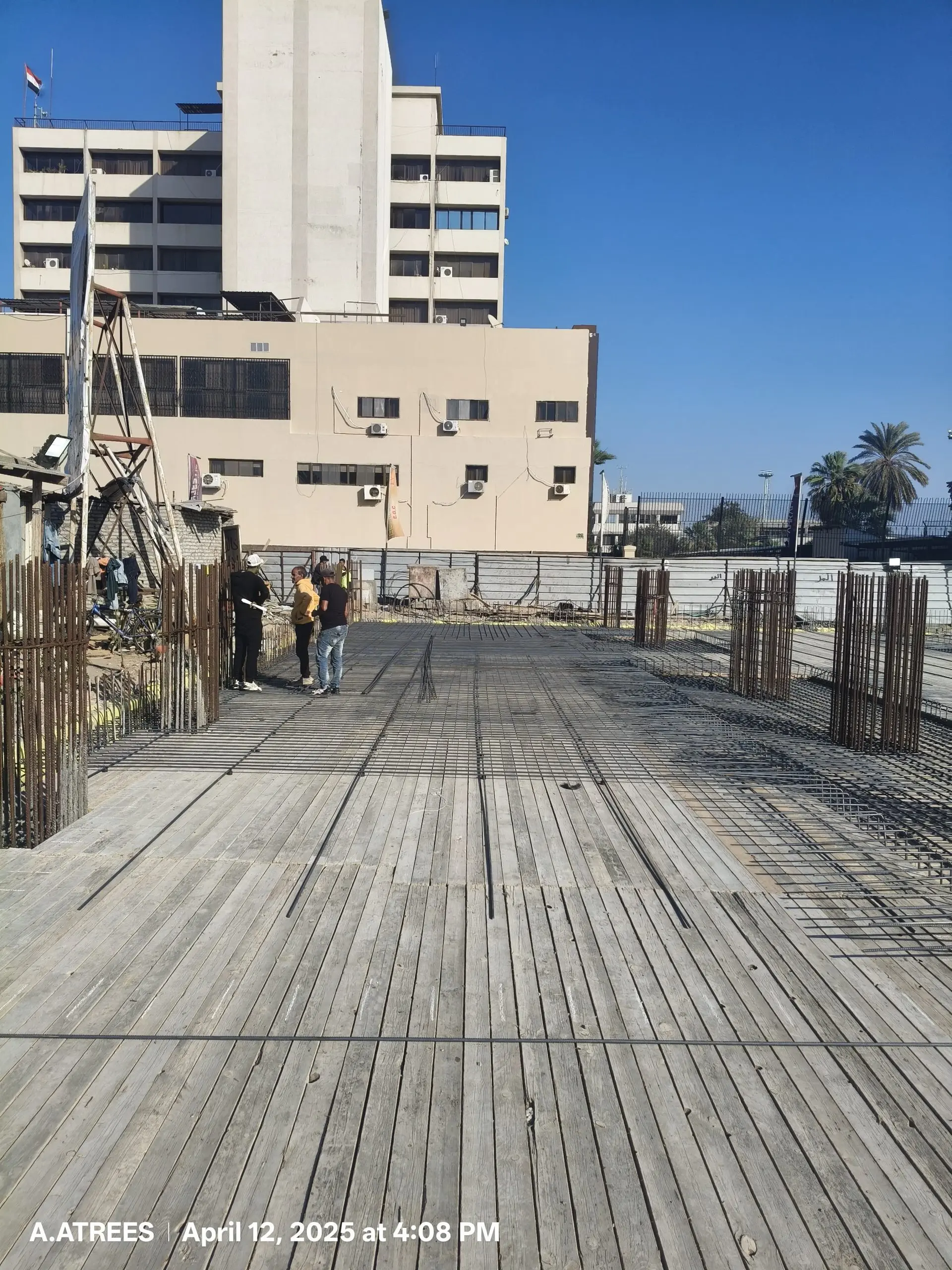 Steel reinforcement work on commercial building roof at DiamoNest Tower – أعمال تسليح حديد على سطح مبنى تجاري في برج ديامونيست.