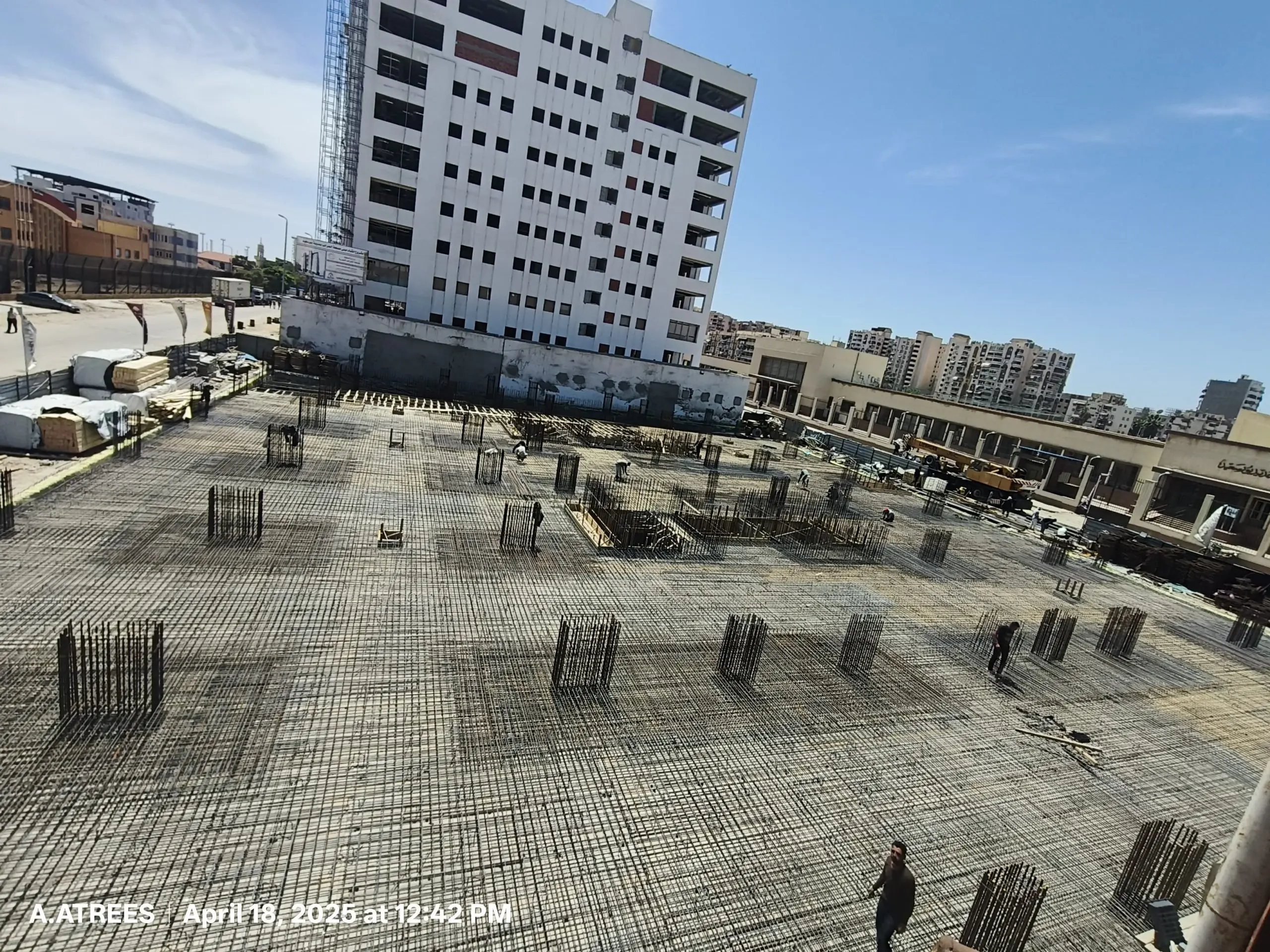 Wide view of DiamoNest Tower construction site during steel reinforcement phase for foundation slab – منظر واسع لموقع برج ديامونيست أثناء مرحلة تسليح الأساسات.